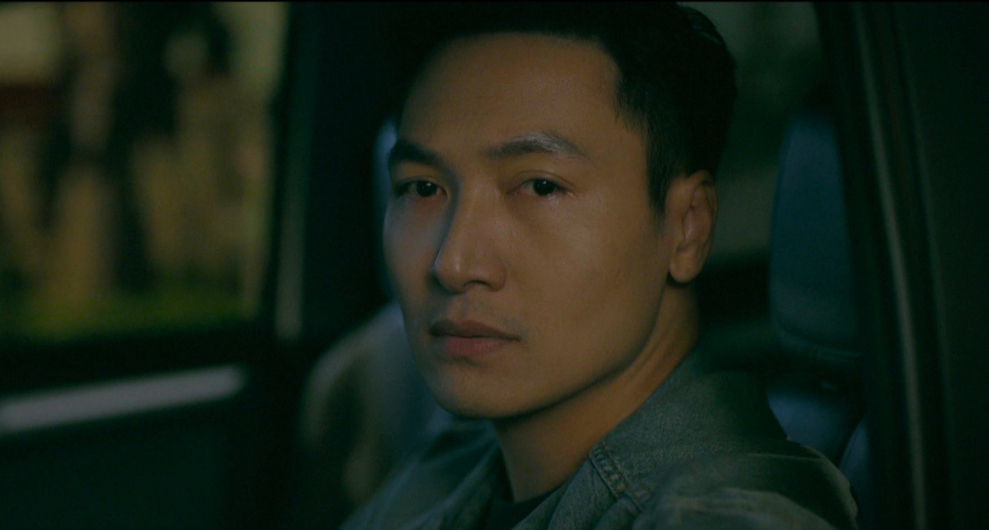 Lâm chỉ biết đứng từ xa nhìn Dương đi với người khác.