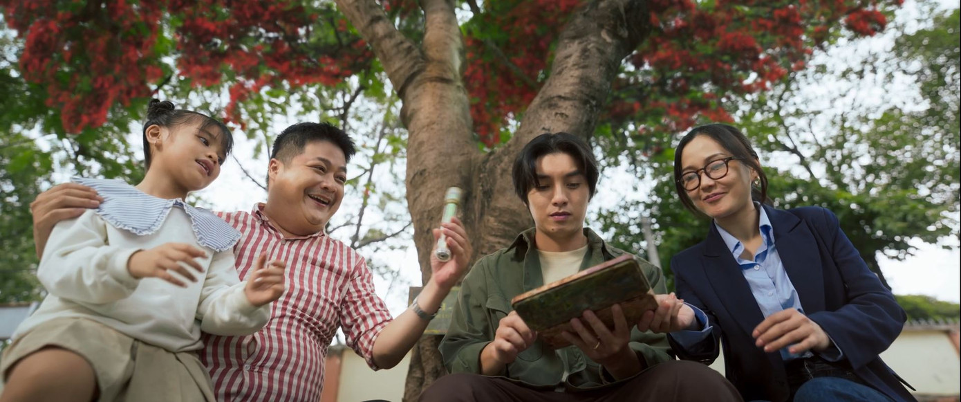 Bộ ba từ bản truyền hình cũng xuất hiện trong bản điện ảnh. Bộ ba từ bản truyền hình cũng xuất hiện trong bản điện ảnh.