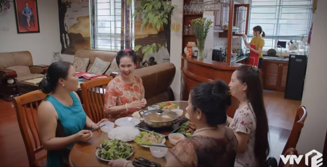 Vân Khánh cặm cụi phục vụ bữa tiệc của mẹ chồng Vân Khánh cặm cụi phục vụ bữa tiệc của mẹ chồng