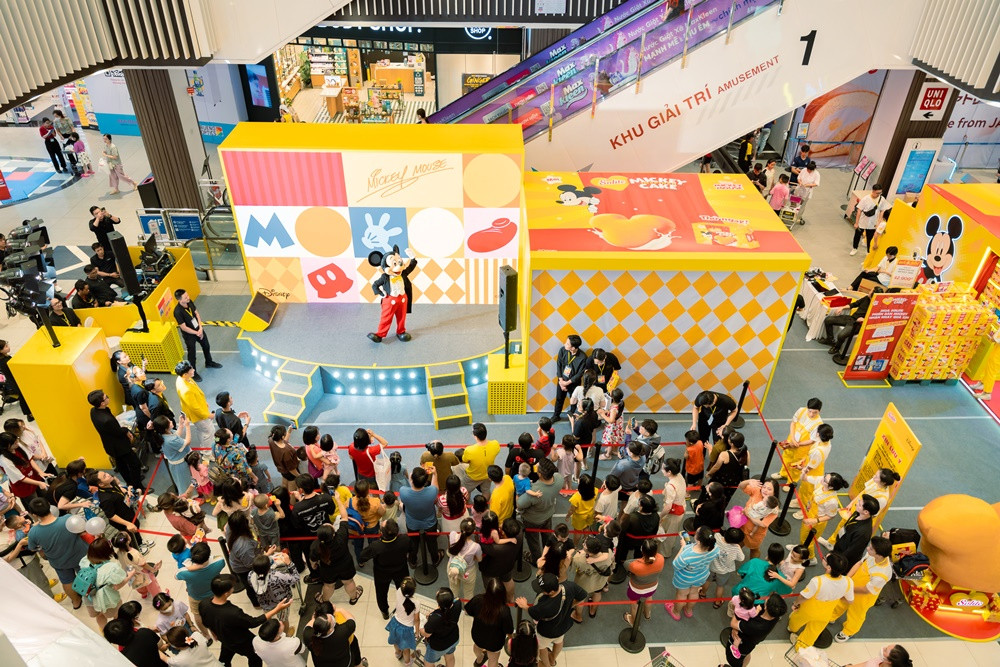 Chú chuột Mickey vui nhộn xuất hiện tại sự kiện ra mắt bánh Solite phiên bản đặc biệt, thu hút đông đảo người hâm mộ tham dự.