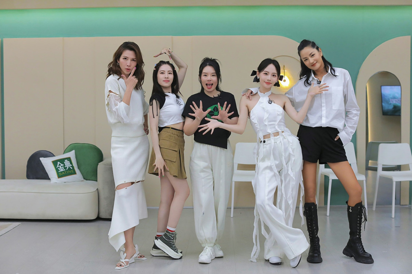 Trong bản gốc, các thí sinh chỉ được ăn ở những khu vực nhất định còn phòng hội ngộ hay phòng tập luôn được yêu cầu giữ sạch sẽ. Trong bản gốc, các thí sinh chỉ được ăn ở những khu vực nhất định còn phòng hội ngộ hay phòng tập luôn được yêu cầu giữ sạch sẽ.