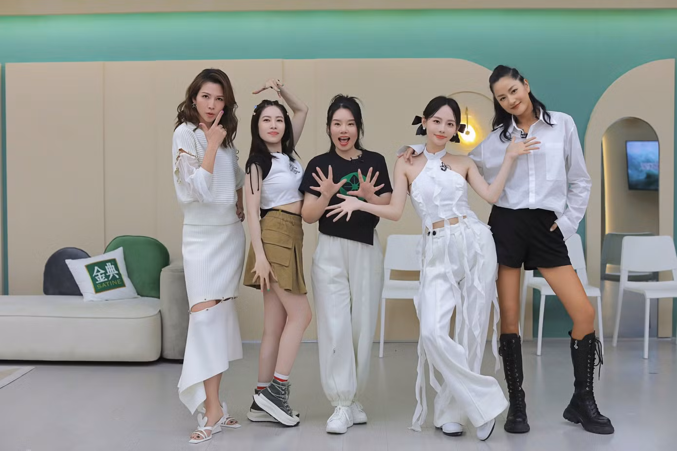 Trong bản gốc, các thí sinh chỉ được ăn ở những khu vực nhất định còn phòng hội ngộ hay phòng tập luôn được yêu cầu giữ sạch sẽ.