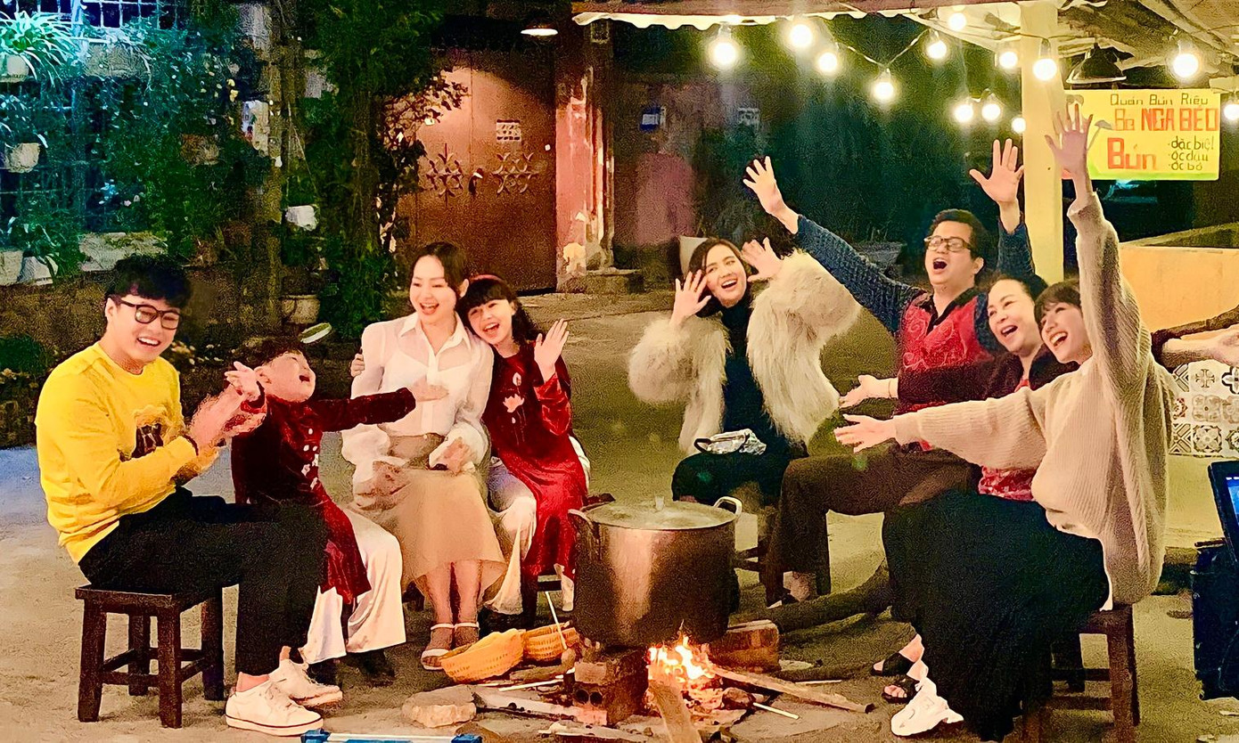 Cả nhà quây quần bên nồi bánh chưng Cả nhà quây quần bên nồi bánh chưng