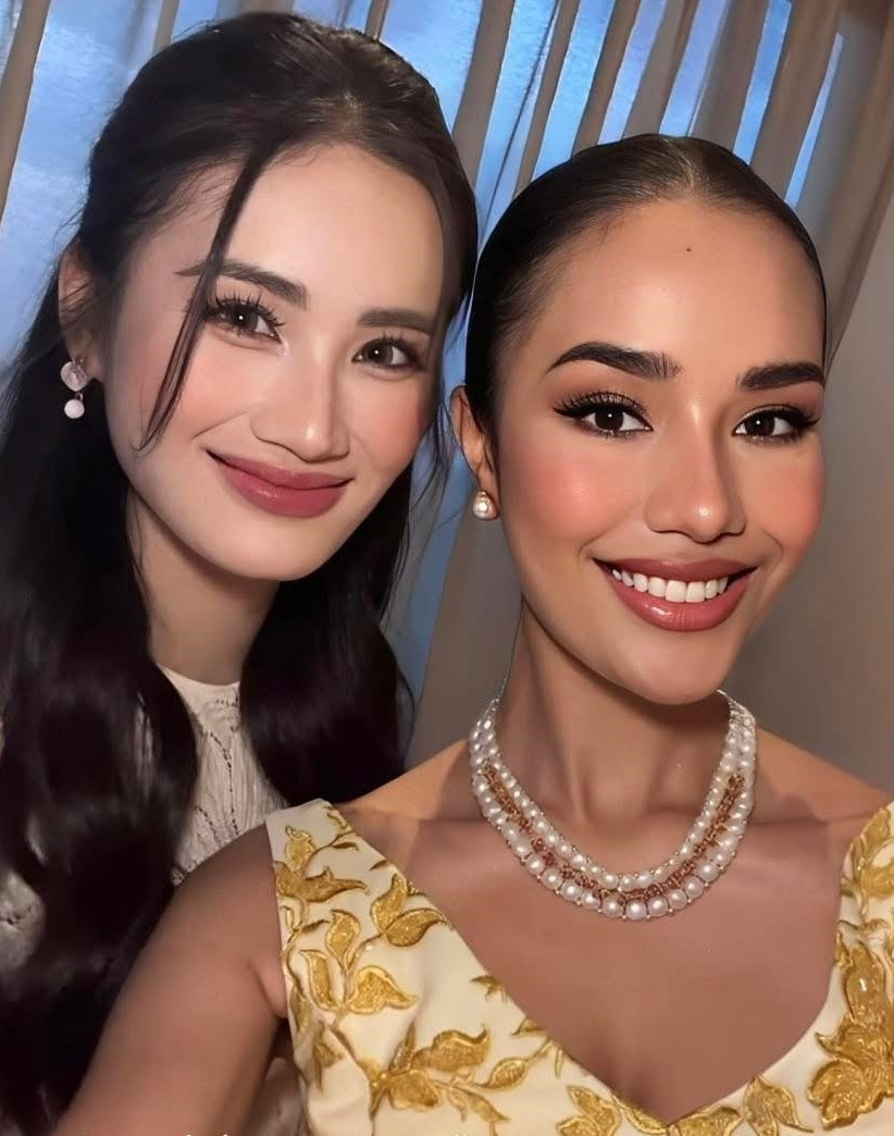 Hai người đẹp thân nhau từ khi bắt đầu cuộc thi. Hai người đẹp thân nhau từ khi bắt đầu cuộc thi.