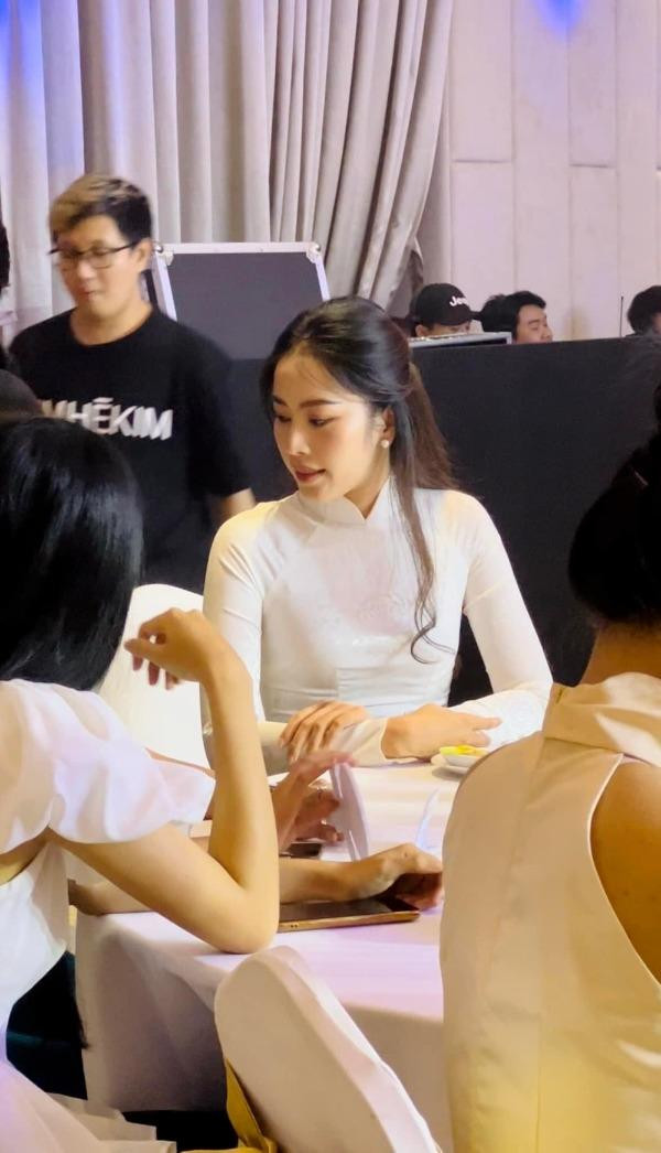 Nam Em tham gia sự kiện bán đấu giá vương miện của Hoa hậu Mai Phương