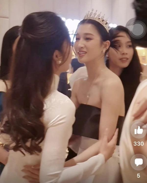 Nam Em hào hứng khi gặp cô em Phương Nhi