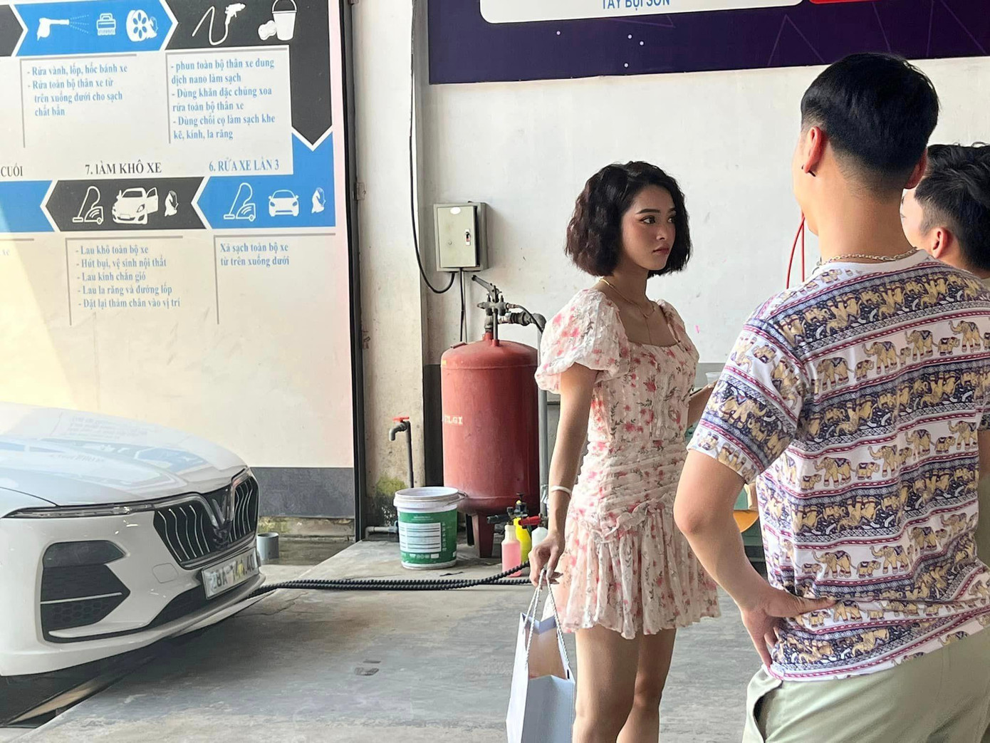 Cô gái xinh đẹp này mang đến rắc rối gì mới? Cô gái xinh đẹp này mang đến rắc rối gì mới?