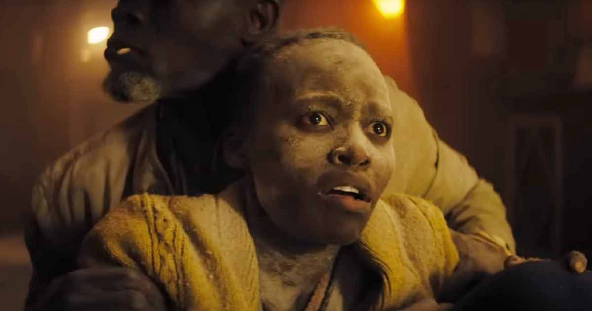 Mọi thứ chìm trong đổ nát khi quái vật xuất hiện.