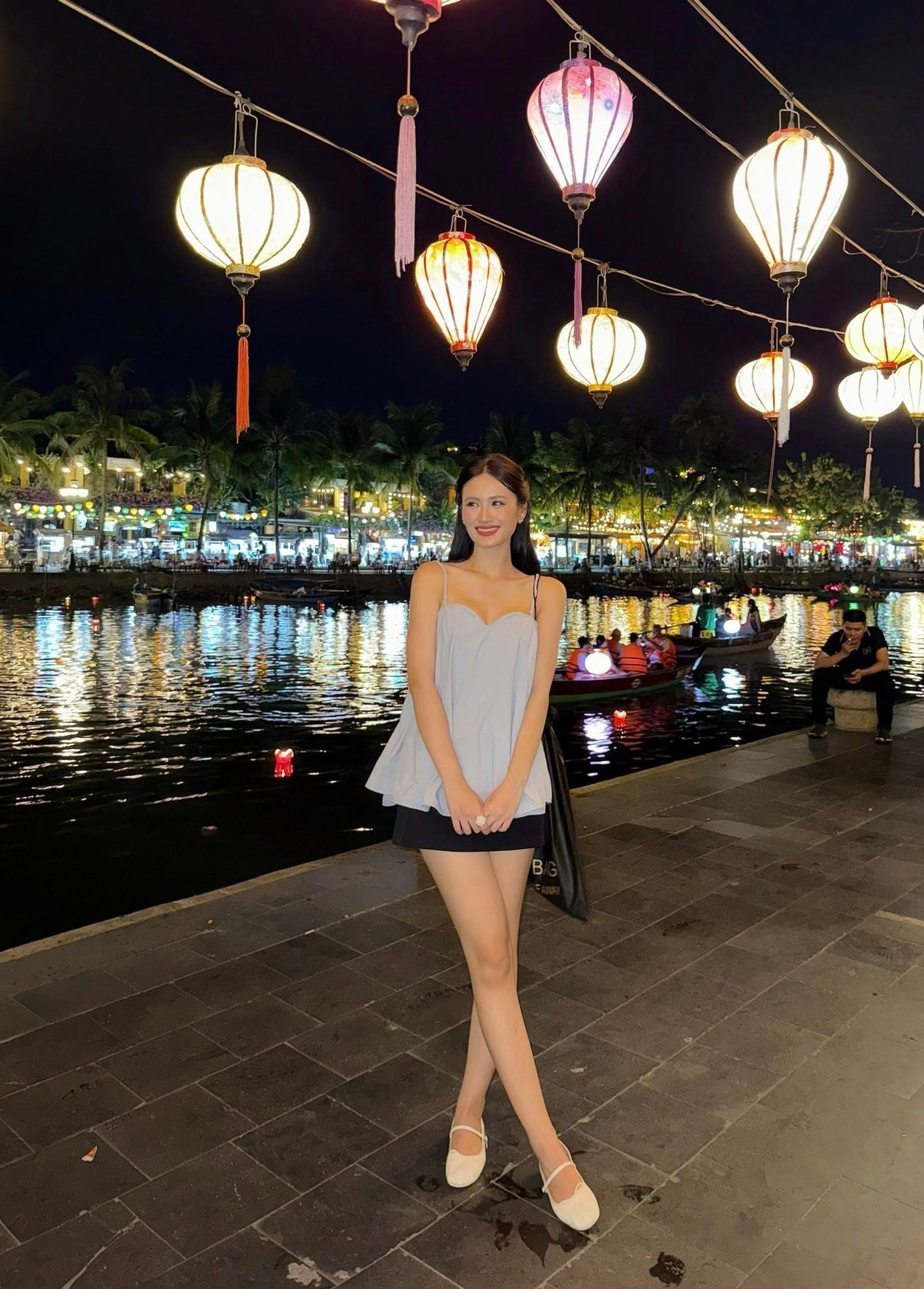 Nàng hậu vừa có kỳ nghỉ ở Hội An cùng gia đình. Nàng hậu vừa có kỳ nghỉ ở Hội An cùng gia đình.