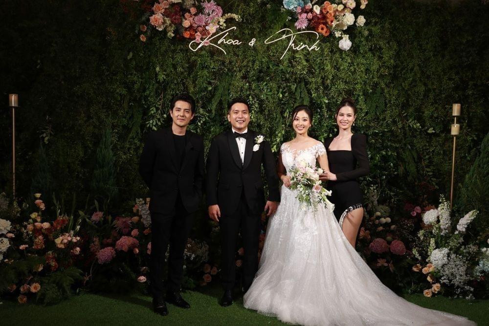 Vợ chồng Đông Nhi tới dự đám cưới Liêu Hà Trinh