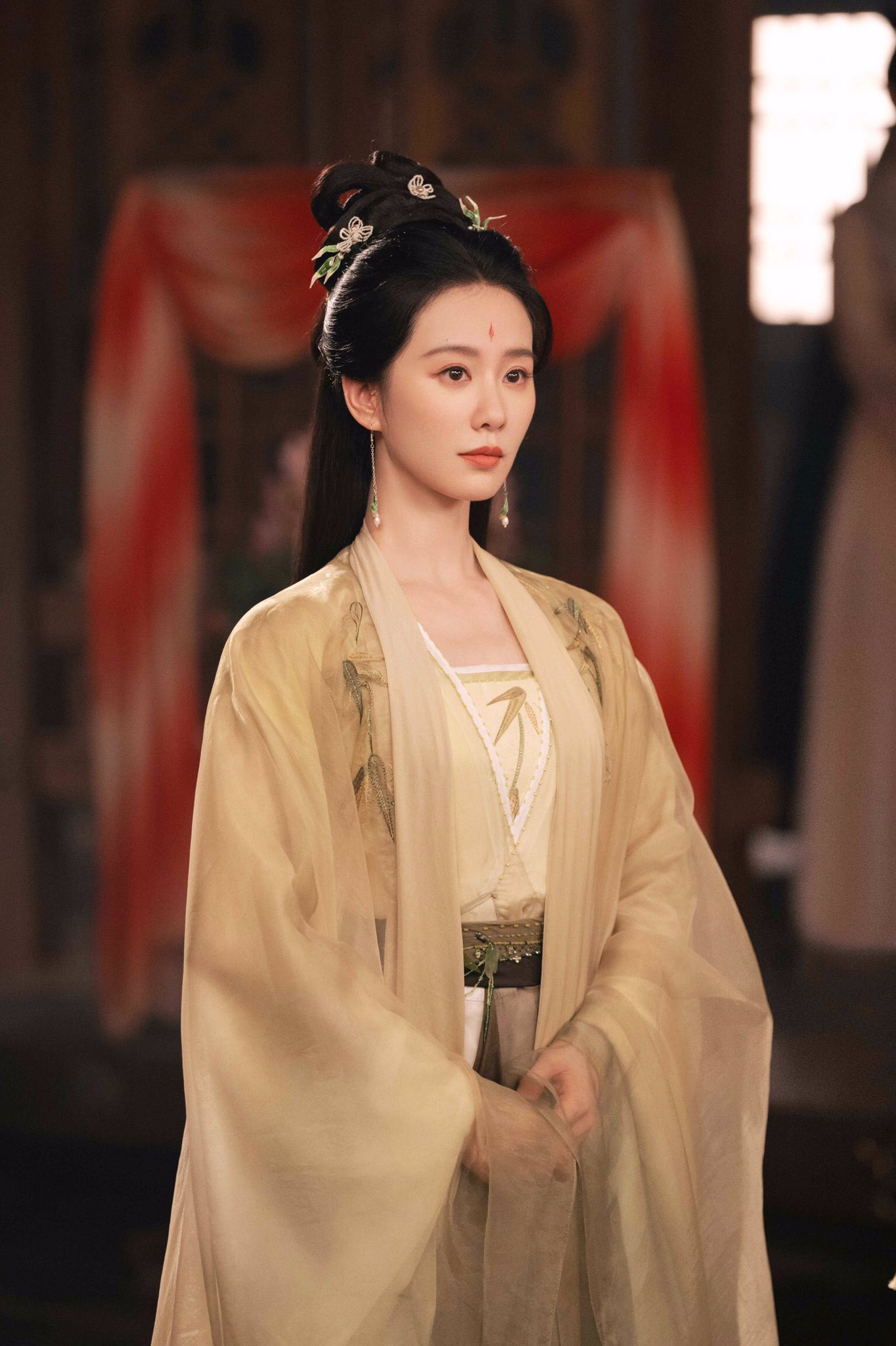 Nữ diễn viên luôn cố vươn cổ cao trong các cảnh quay.