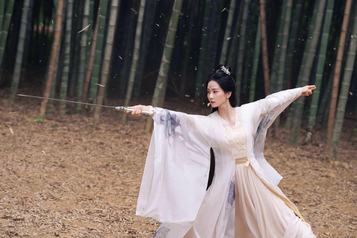 Nữ diễn viên luôn cố vươn cổ cao trong các cảnh quay.