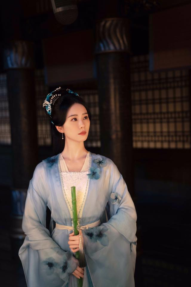 Nữ diễn viên luôn cố vươn cổ cao trong các cảnh quay.