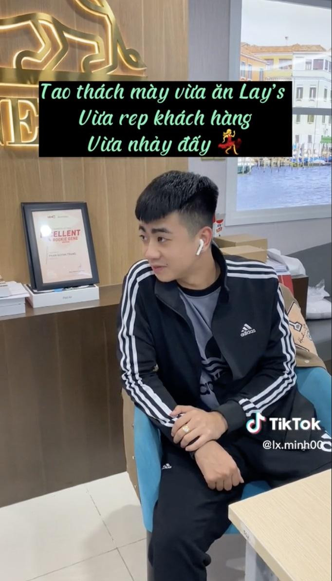 Hoặc sáng tạo tình huống độc đáo với gói snack khoai tây Lay’s như TikToker Lê Xuân Minh. (Nguồn: @lx.minh00) Hoặc sáng tạo tình huống độc đáo với gói snack khoai tây Lay’s như TikToker Lê Xuân Minh. (Nguồn: @lx.minh00)