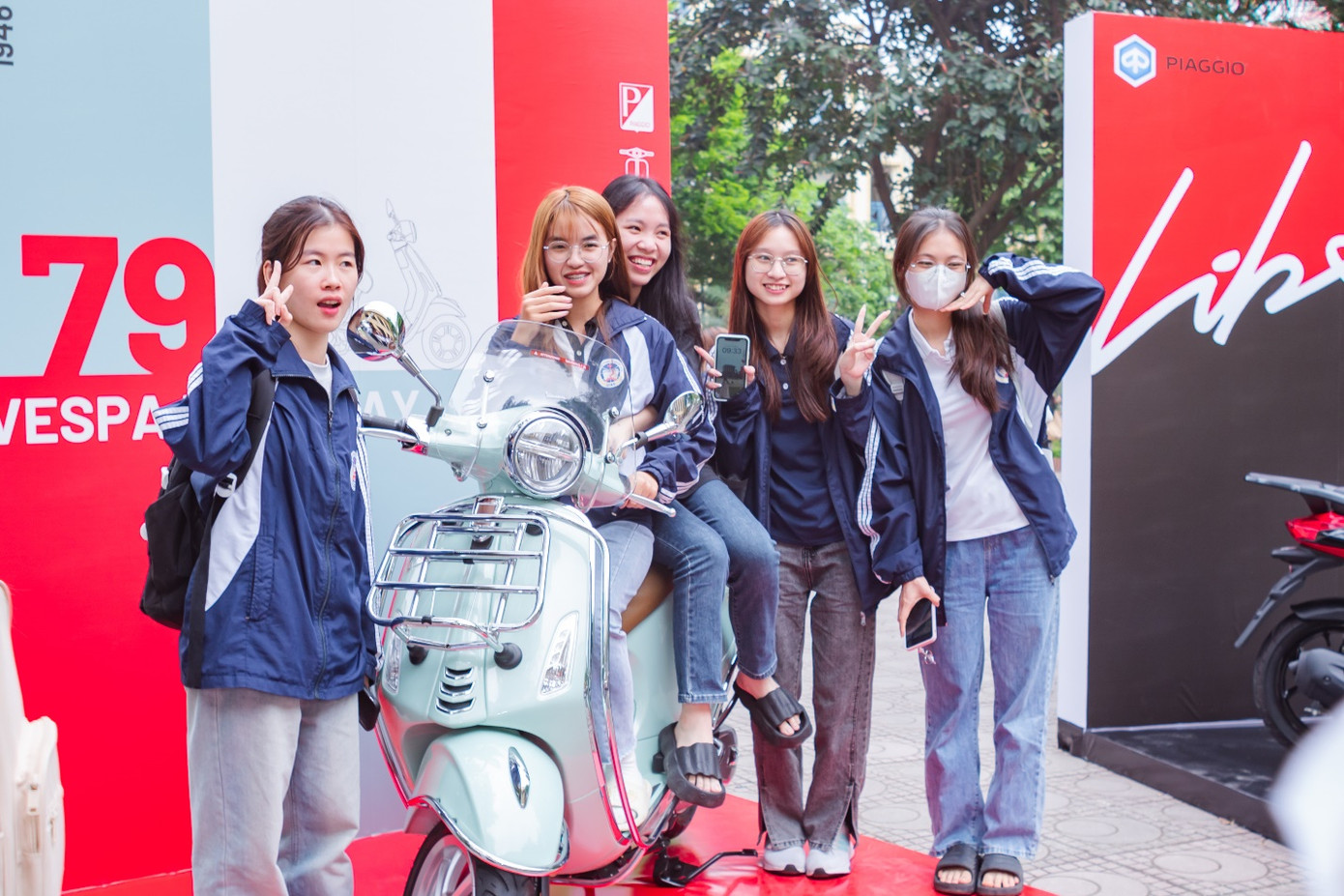 Các sinh viên hào hứng tham gia trải nghiệm trong không gian sự kiện đầy thú vị.