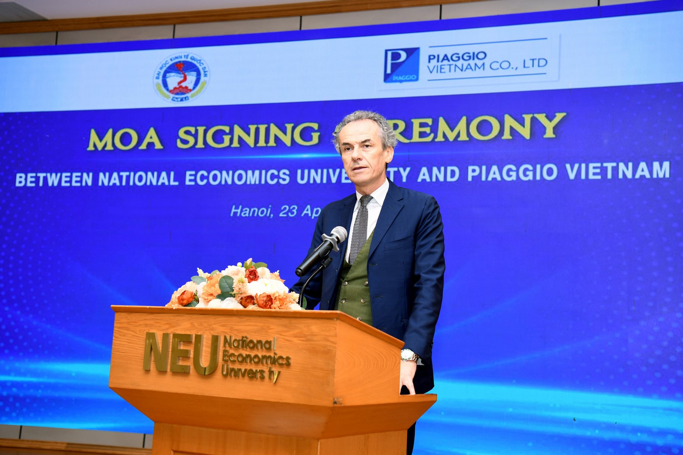 Khoảnh khắc ông Gianluca Fiume phát biểu trước buổi ký kết.