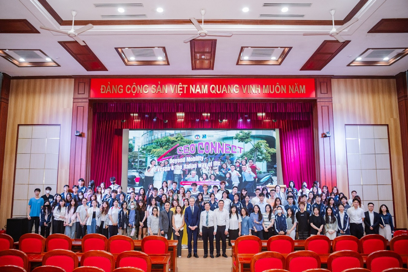 Bức ảnh kỷ niệm giữa ông Gianluca Fiume - Chủ tịch kiêm Tổng Giám đốc Piaggio Châu Á Thái Bình Dương, và các bạn sinh viên Trường Đại học Kinh tế Quốc dân trong khuôn khổ chương trình CEO Connect 2025.