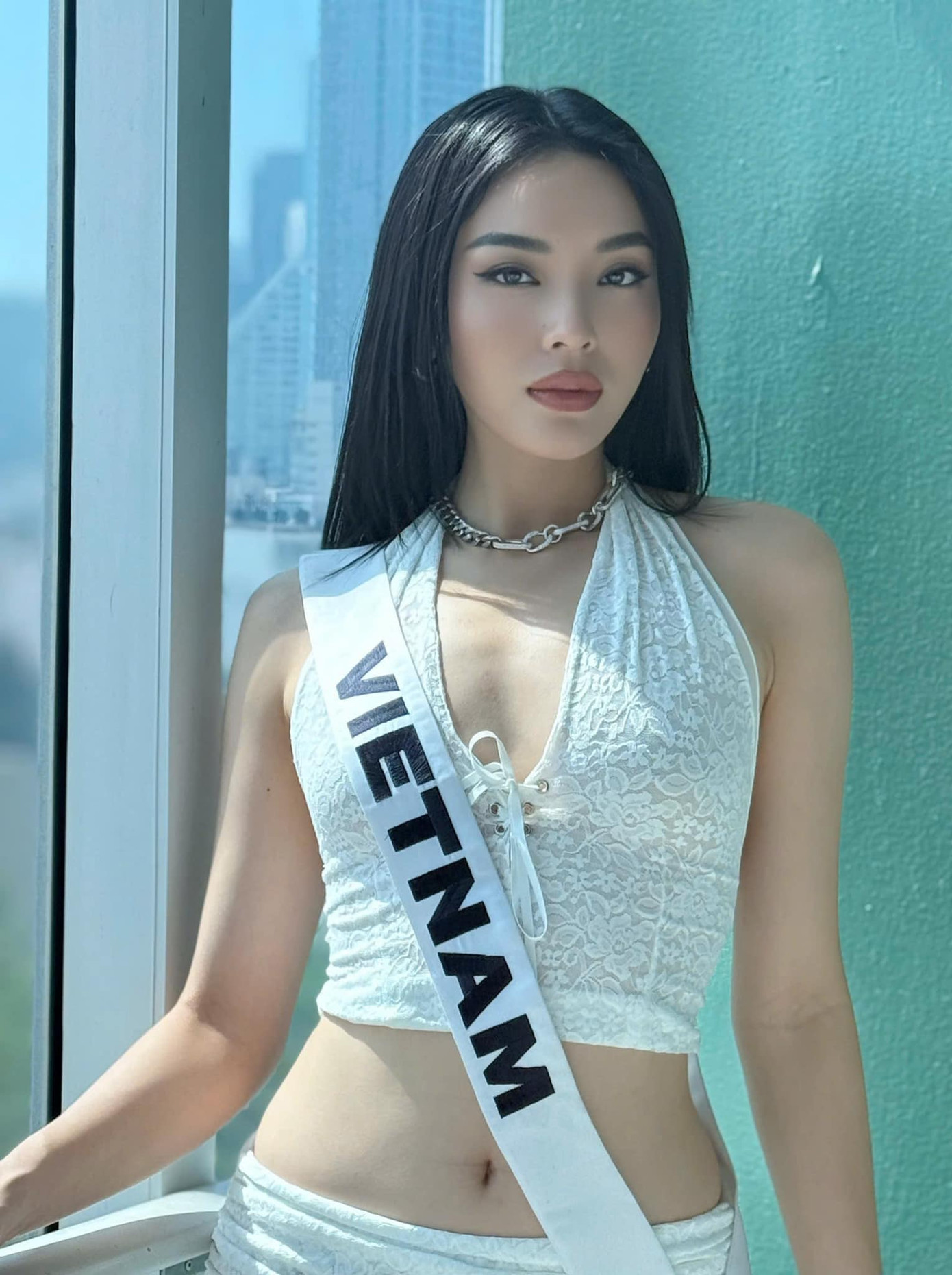 Nàng hậu phải liên tục trang điểm, làm móng trong những ngày thi Miss Universe 2024. Nàng hậu phải liên tục trang điểm, làm móng trong những ngày thi Miss Universe 2024.