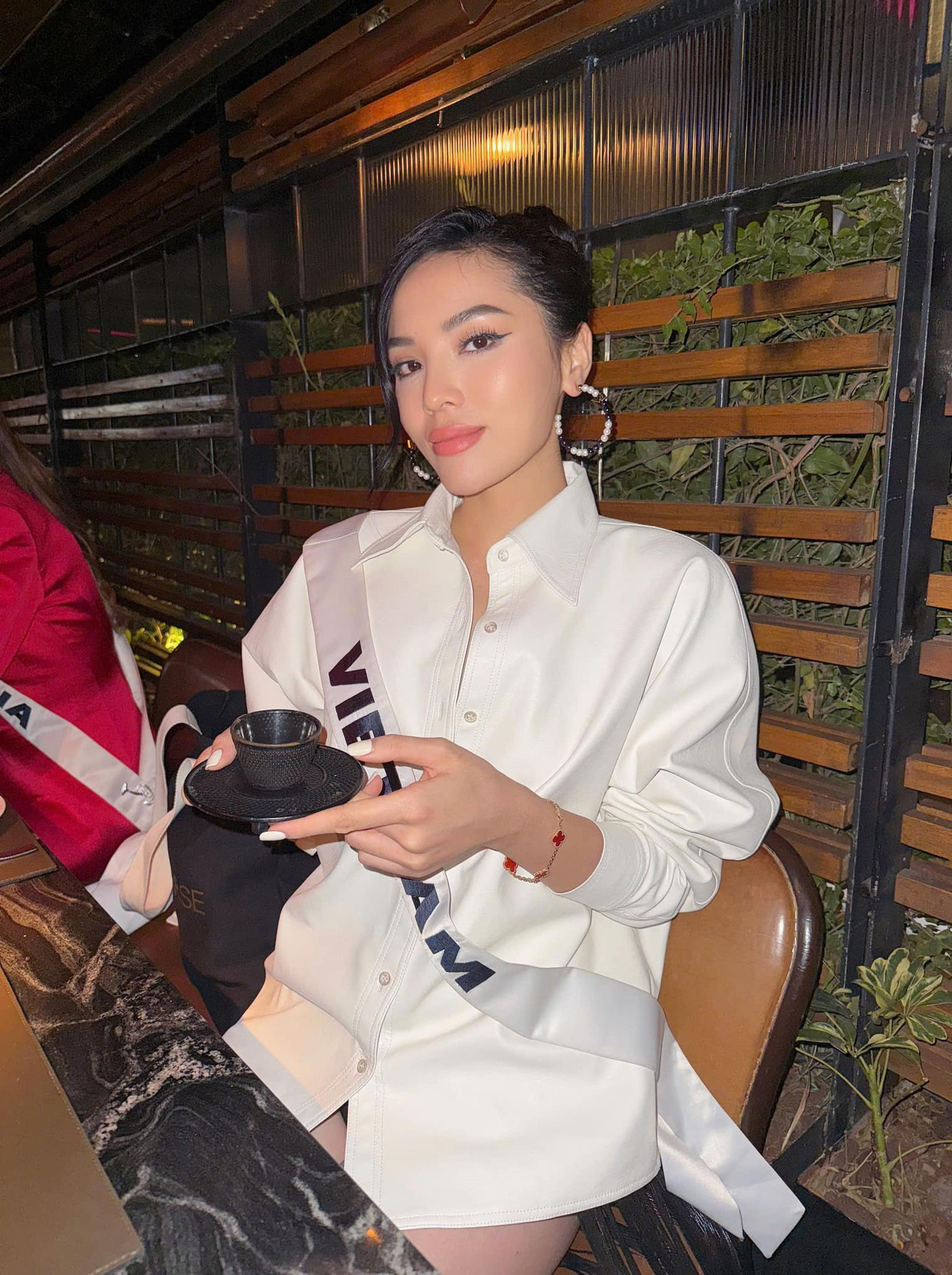 Kỳ Duyên tranh thủ xả hơi cùng các thí sinh trước khi bước vào 2 đêm thi quan trọng. Kỳ Duyên tranh thủ xả hơi cùng các thí sinh trước khi bước vào 2 đêm thi quan trọng.