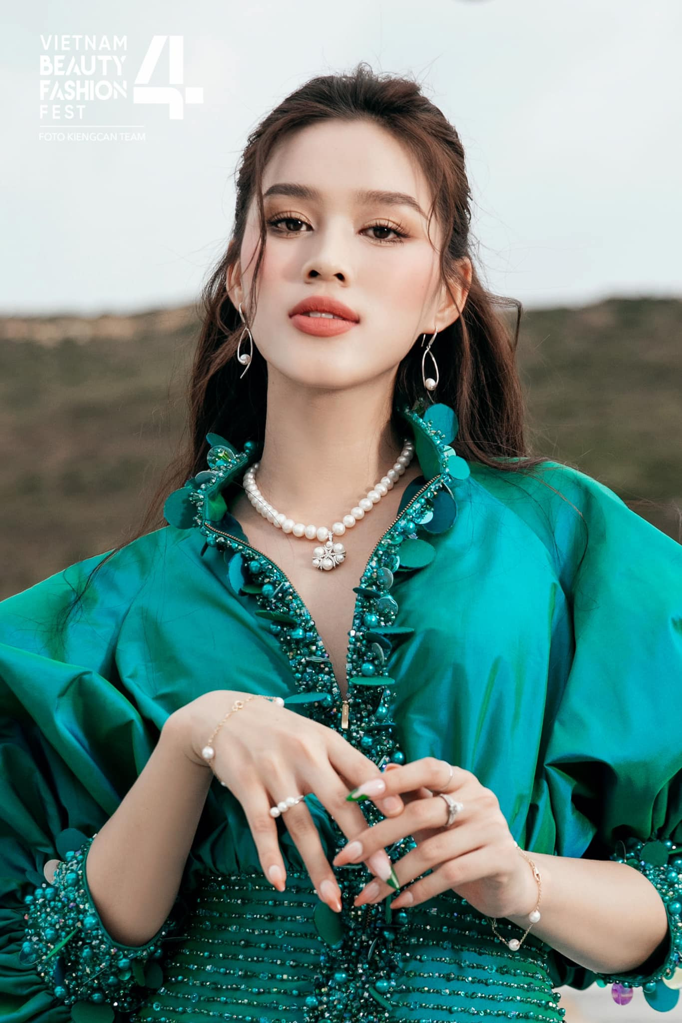 Đỗ Thị Hà cũng rất nỗ lực duy trì học hành bên cạnh hoạt động của Hoa hậu. Đỗ Thị Hà cũng rất nỗ lực duy trì học hành bên cạnh hoạt động của Hoa hậu.