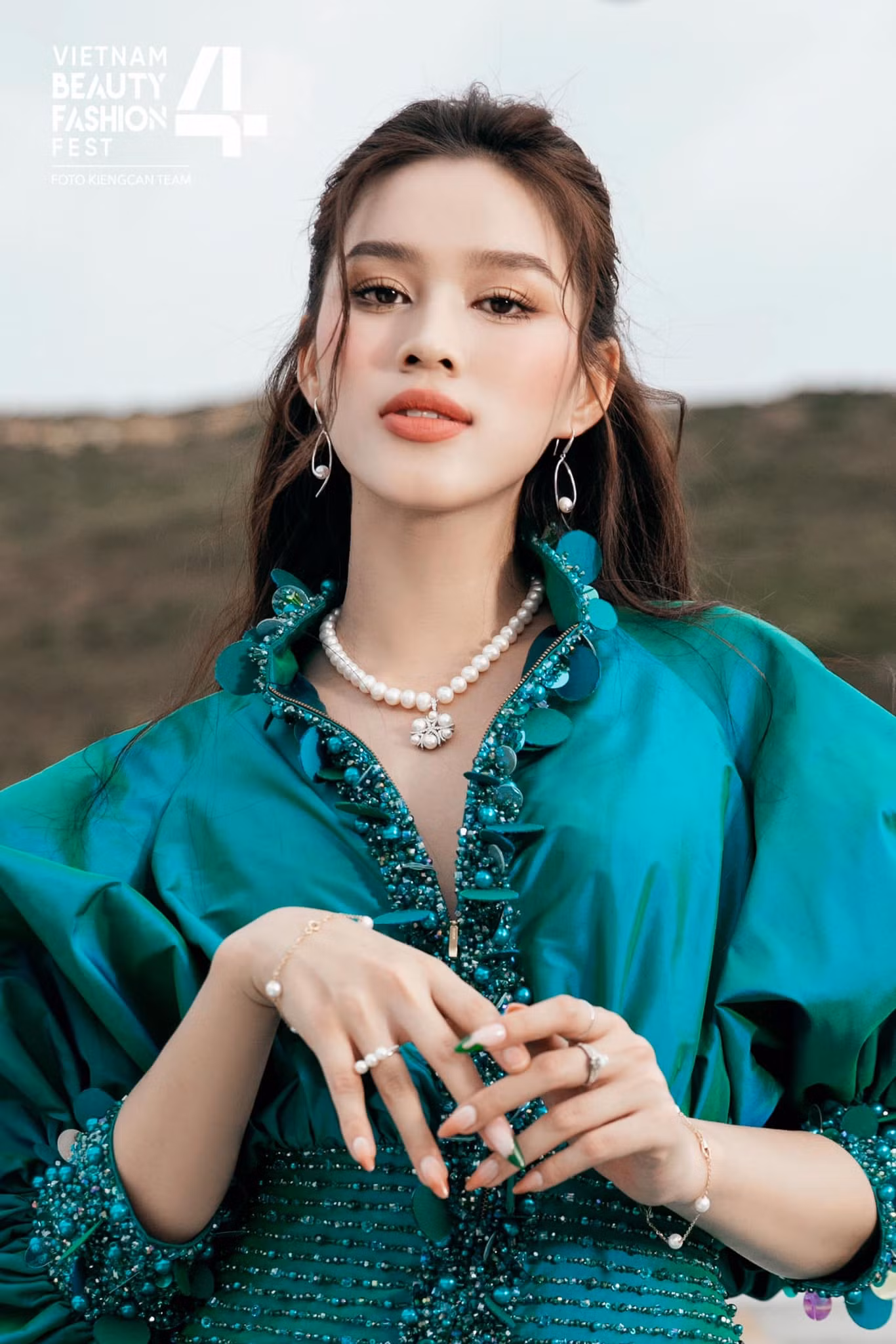 Đỗ Thị Hà cũng rất nỗ lực duy trì học hành bên cạnh hoạt động của Hoa hậu. Đỗ Thị Hà cũng rất nỗ lực duy trì học hành bên cạnh hoạt động của Hoa hậu.