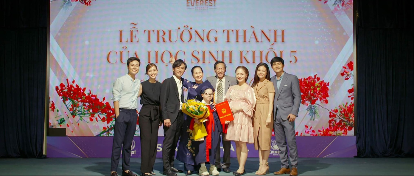 Cả nhà quây quần trong lễ tốt nghiệp của bé Long.