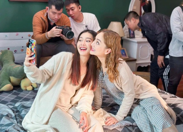 Hậu trường phim Gia đình mình vui bất thình lình luôn rất hài hước.