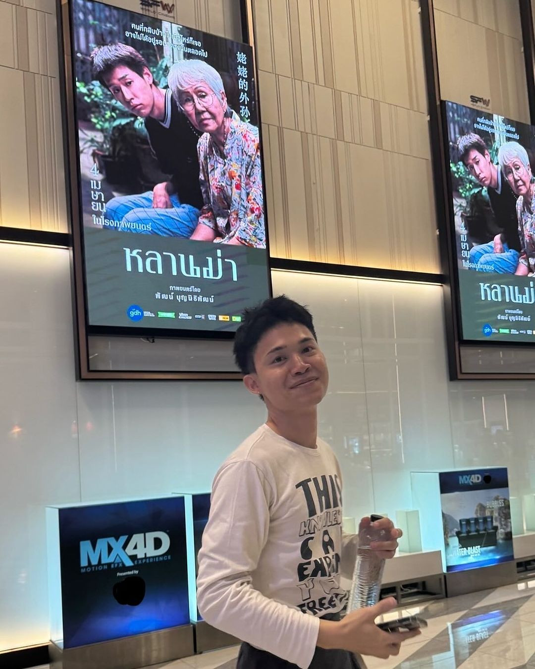 Đạo diễn Pat Boonnitipat hạnh phúc khi phim điện ảnh đầu tay thành công rực rỡ.