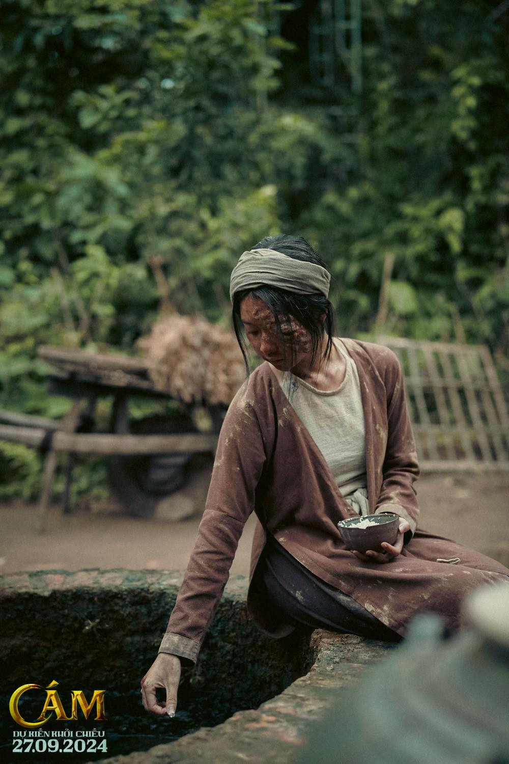 Cám vướng lời nguyền nên có gương mặt đáng sợ.