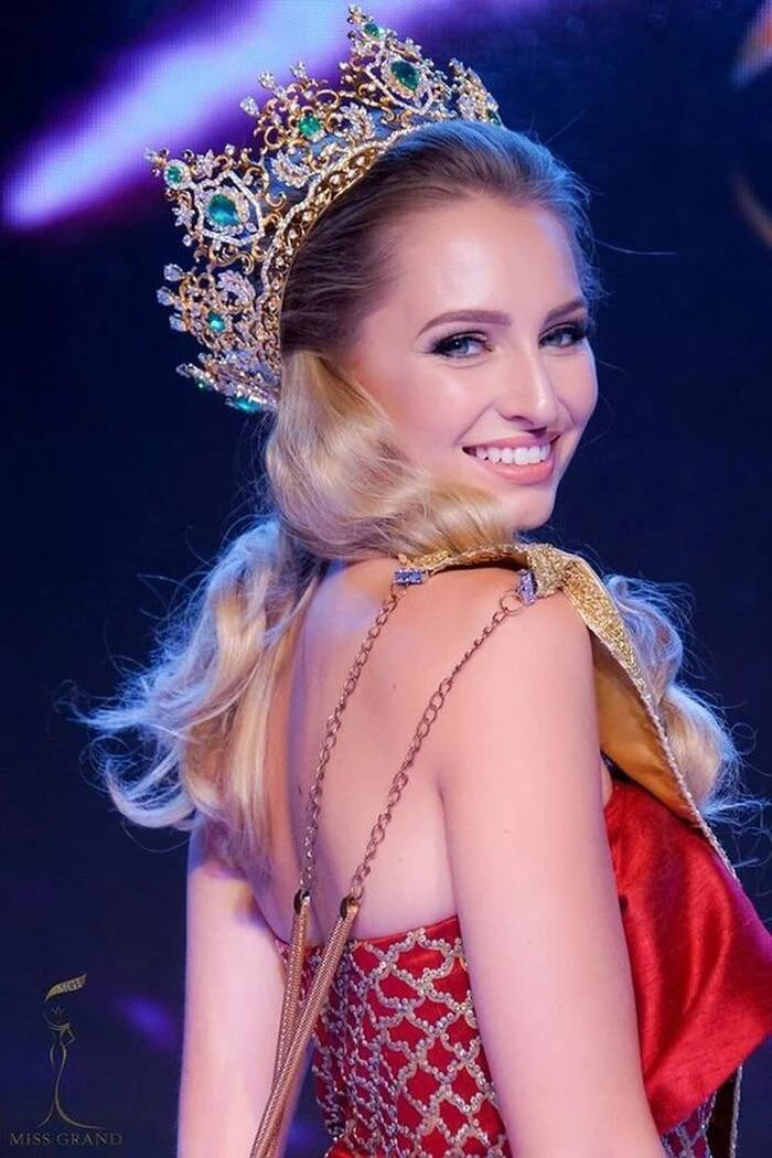 Người thay thế cũng bị đòi lại vương miện sau 4 năm