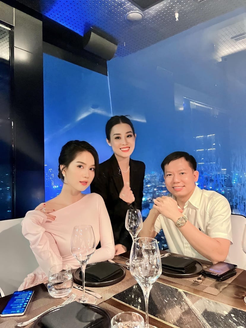 Bác sĩ Thịnh có mối quan hệ thân thiết với nhiều sao Việt, trong đó có nhà Xoài Non - Xemesis. Bác sĩ Thịnh có mối quan hệ thân thiết với nhiều sao Việt, trong đó có nhà Xoài Non - Xemesis.