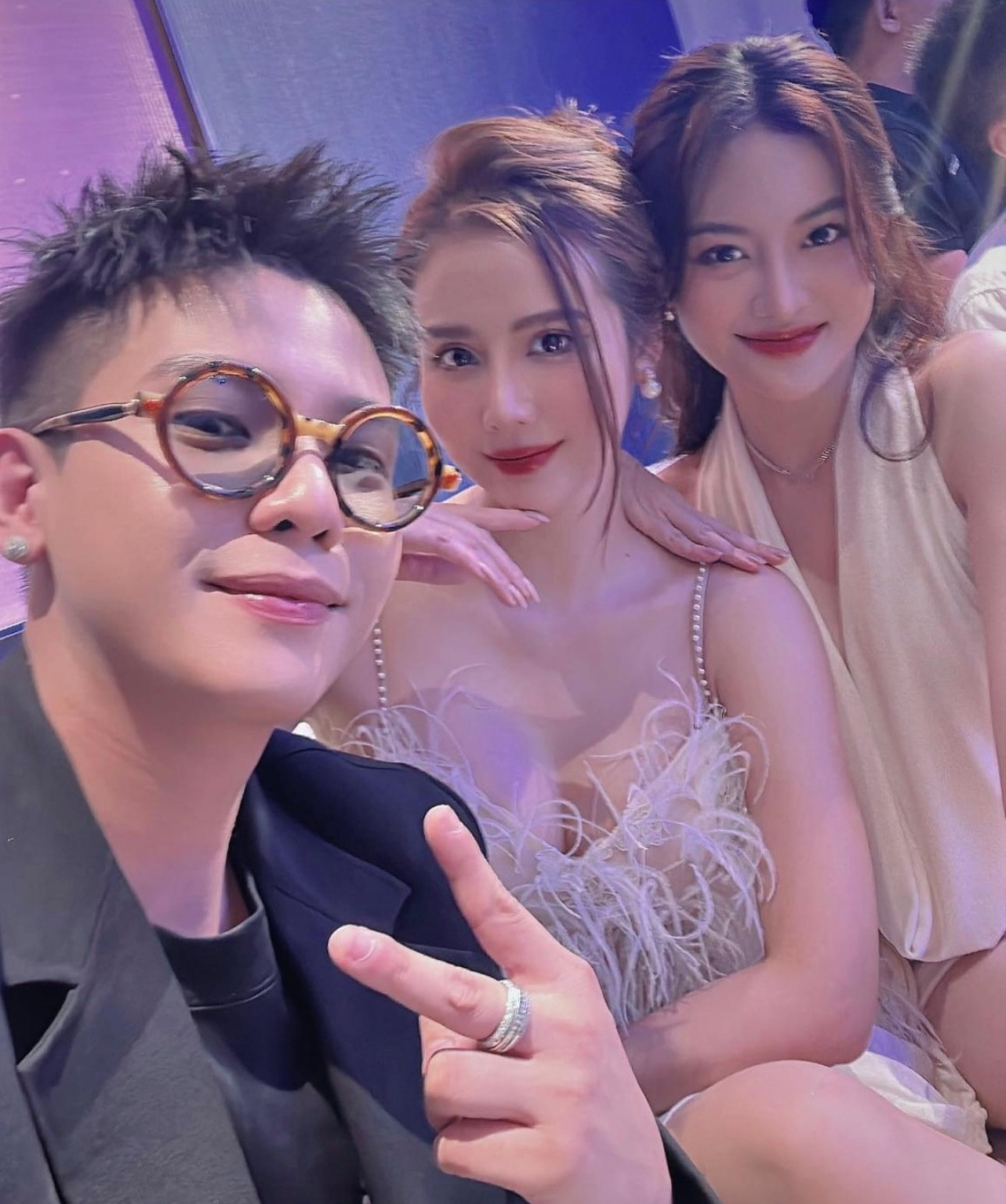 Phải chăng Quân A.P là thành viên mới trong nhóm bạn của Huyền Lizzie?