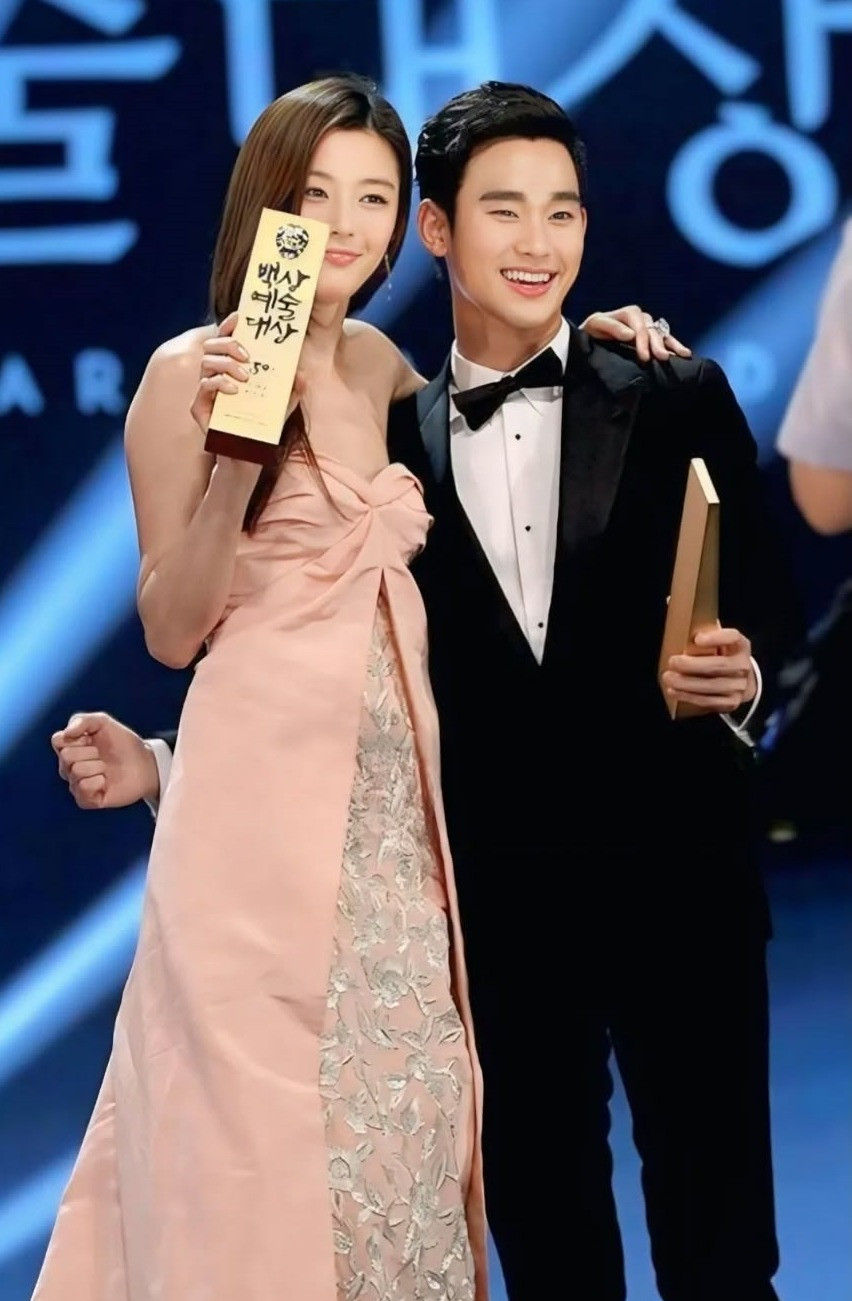 Hai ngôi sao vẫn rất thân thiết sau khi quay xong phim.