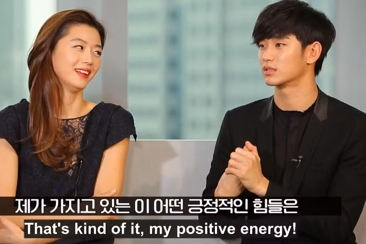 Thực tế thì Jun Ji Hyun vẫn vui vẻ khi quảng bá phim.