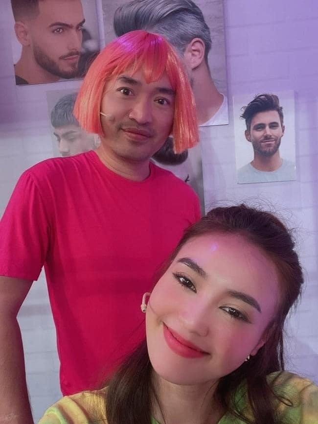 Lan Ngọc bỗng dưng "vạ miệng" khi đùa rằng Tiến Luật hát dở. Lan Ngọc bỗng dưng "vạ miệng" khi đùa rằng Tiến Luật hát dở.