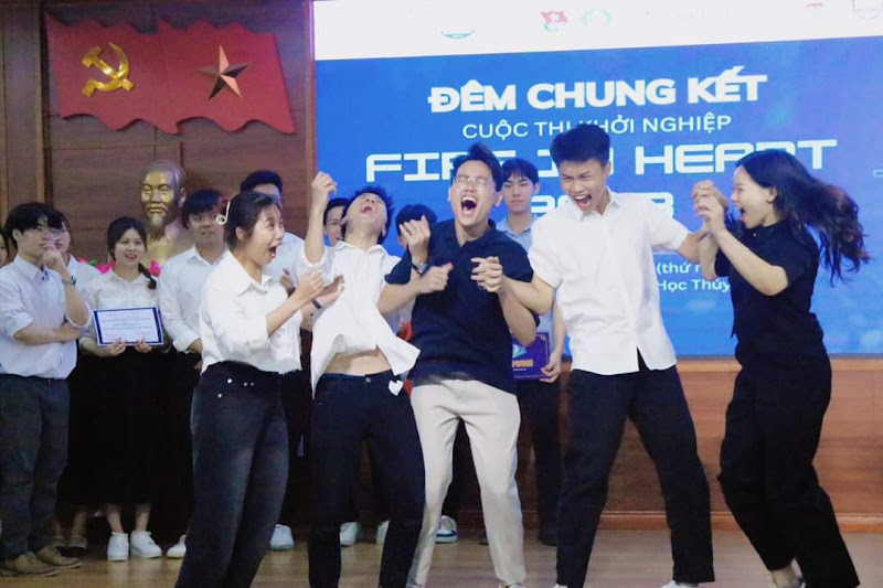 Hình ảnh đội vô địch cuộc thi Kỳ Lân Xưng Bá được trường Đại học Thủy Lợi tổ chức.