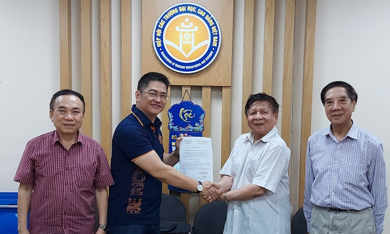 Ông Nguyễn Cửu Long, đại diện Bliss Education nhận giấy giới thiệu để làm việc với 420 trường đại học thành viên của Hiệp hội các trường đại học và cao đẳng Việt Nam.