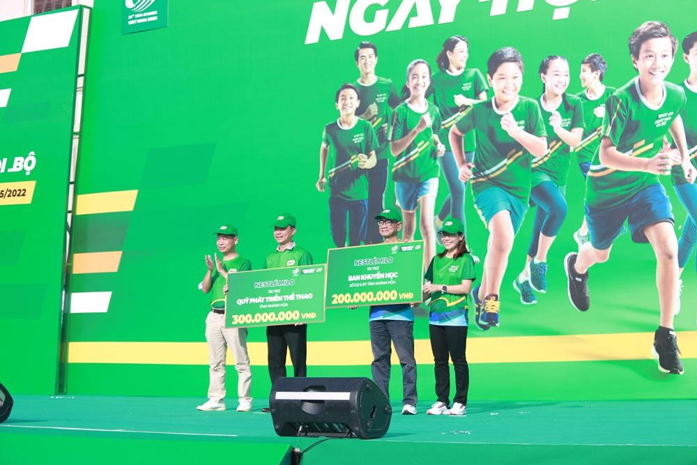 Trong sự kiện Ngày hội đi bộ 2022, Nestlé MILO trao tặng cho Quỹ phát triển thể thao và Quỹ khuyến học tỉnh Khánh Hòa với tổng giá trị 500 triệu đồng