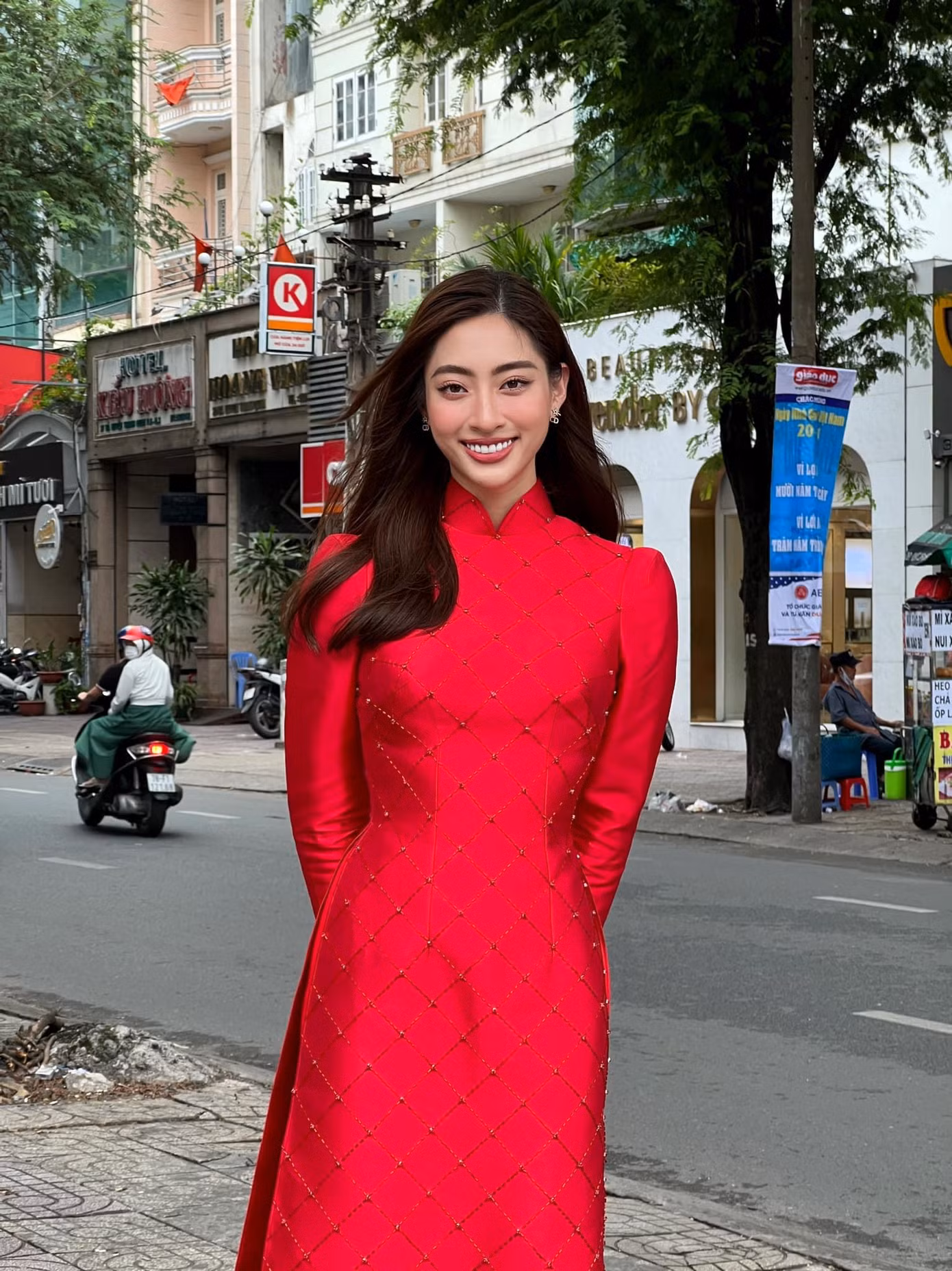 Thời gian gần đây Lương Thùy Linh rất chuộng áo dài