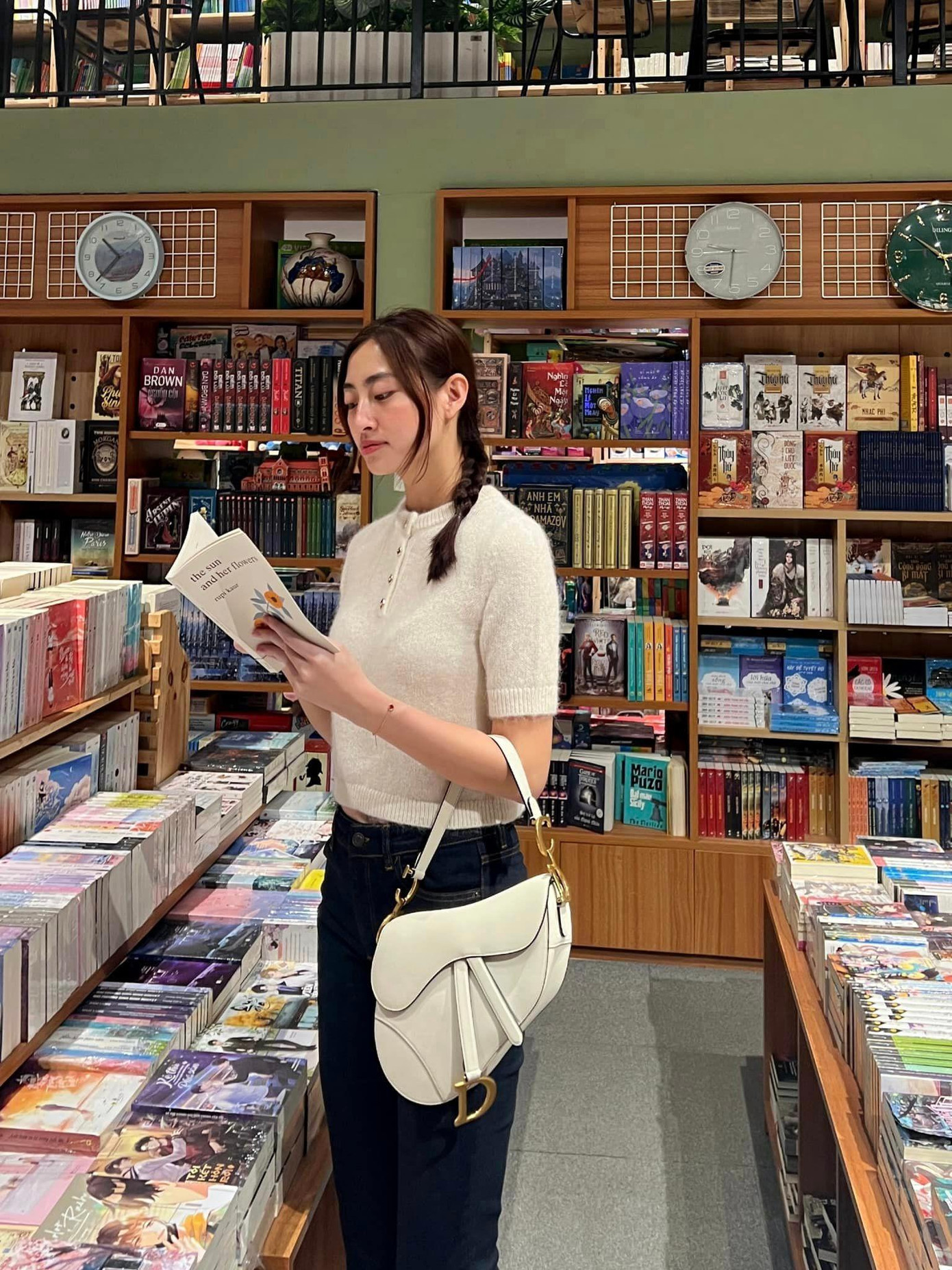 Gu ăn mặc đời thường của nàng hậu cũng kín đáo hơn trước.