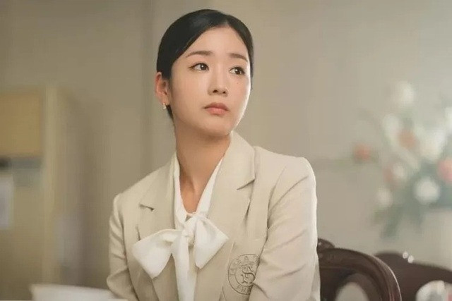 Thư ký Na luôn sát cánh bên Hong Hae In. Thư ký Na luôn sát cánh bên Hong Hae In.