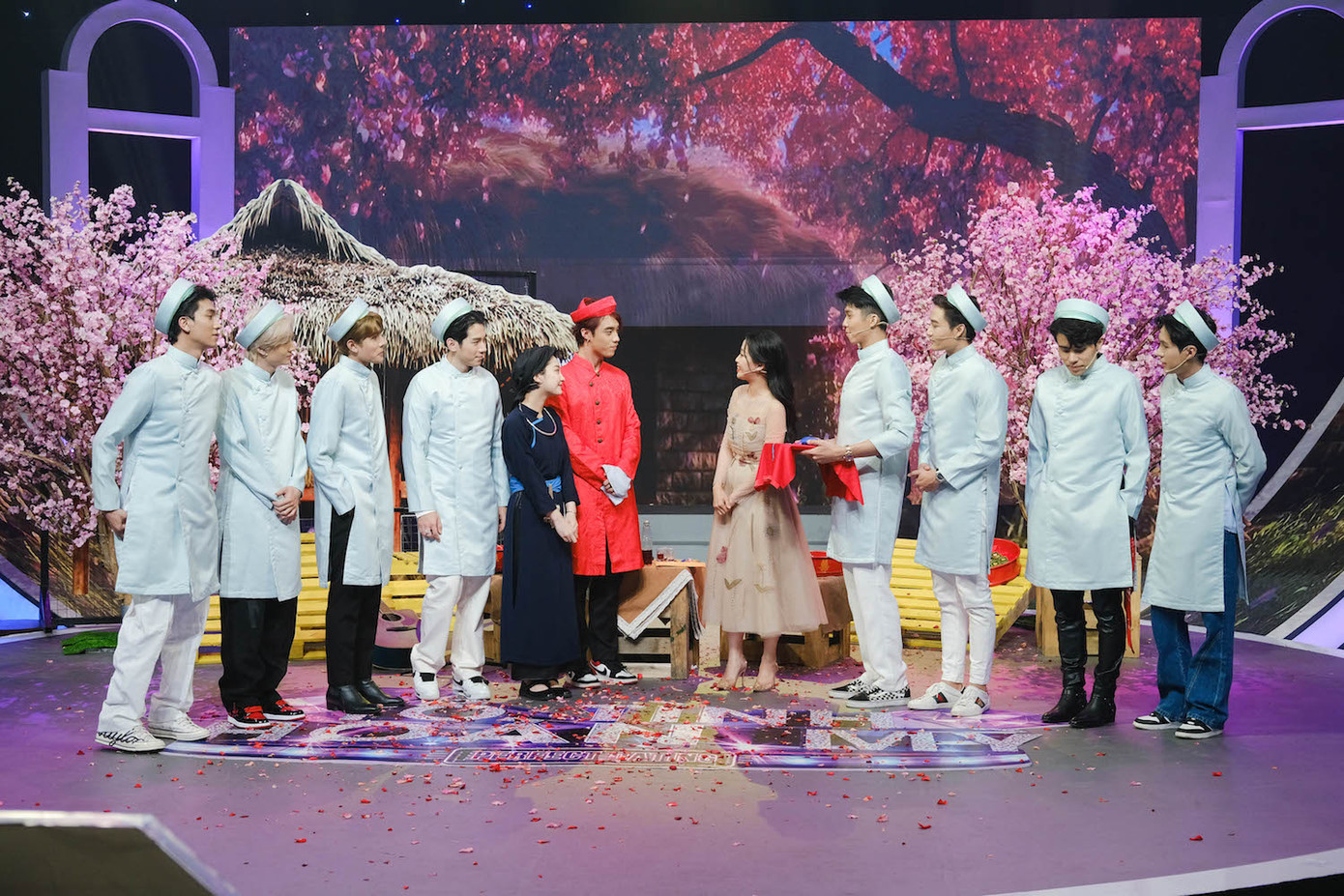 Cô mang cả sính lễ đi cầu hôn nhà trai.