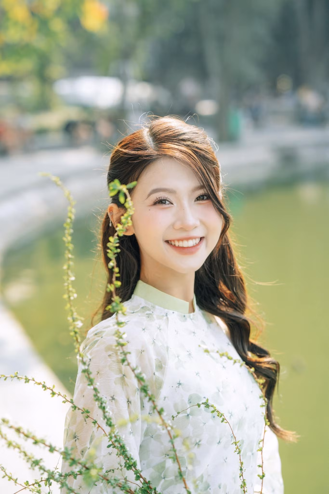 Diễn viên Quỳnh Trang sở hữu nụ cười tỏa nắng.