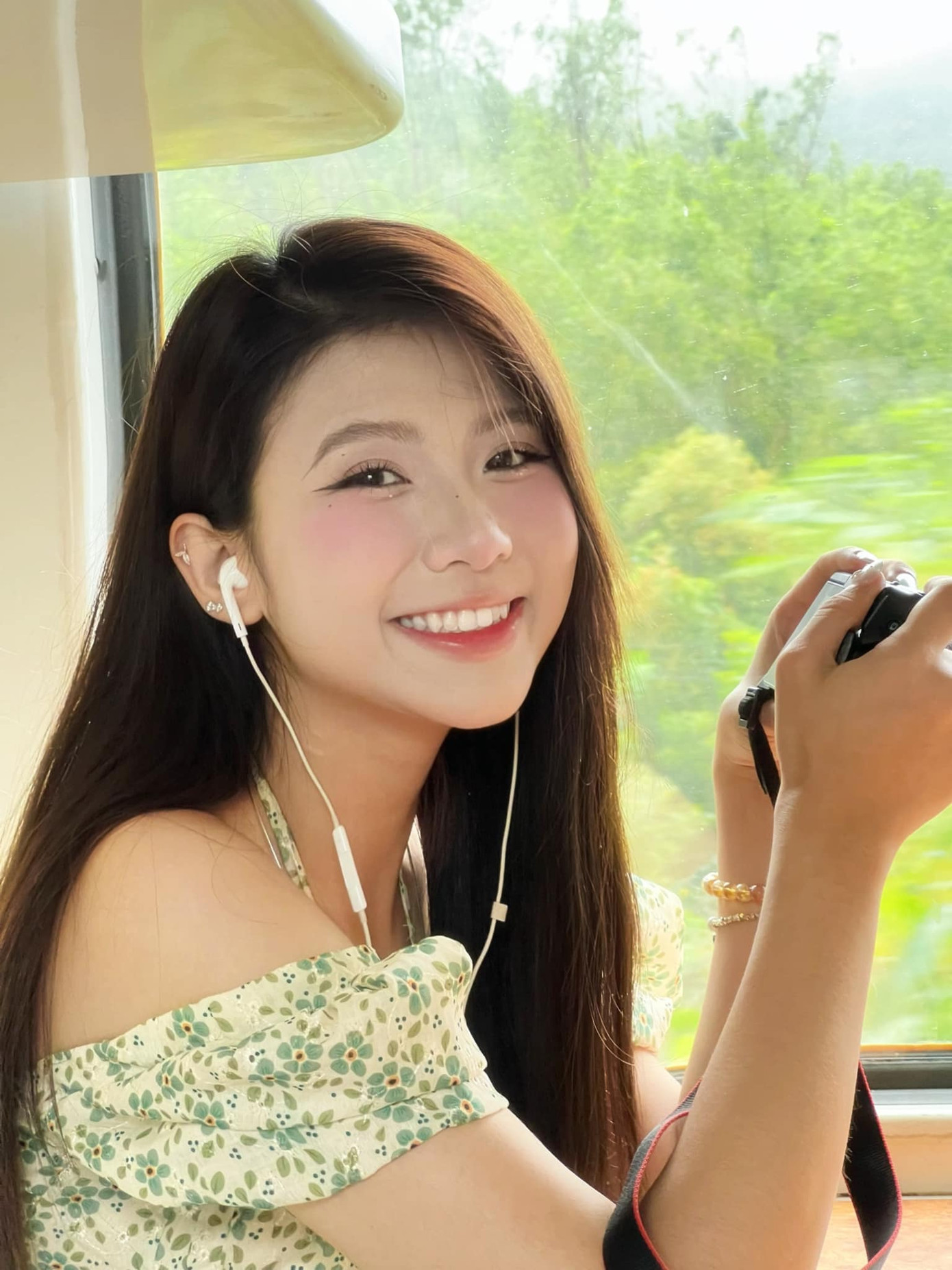 Diễn viên Quỳnh Trang sở hữu nụ cười tỏa nắng. Diễn viên Quỳnh Trang sở hữu nụ cười tỏa nắng.