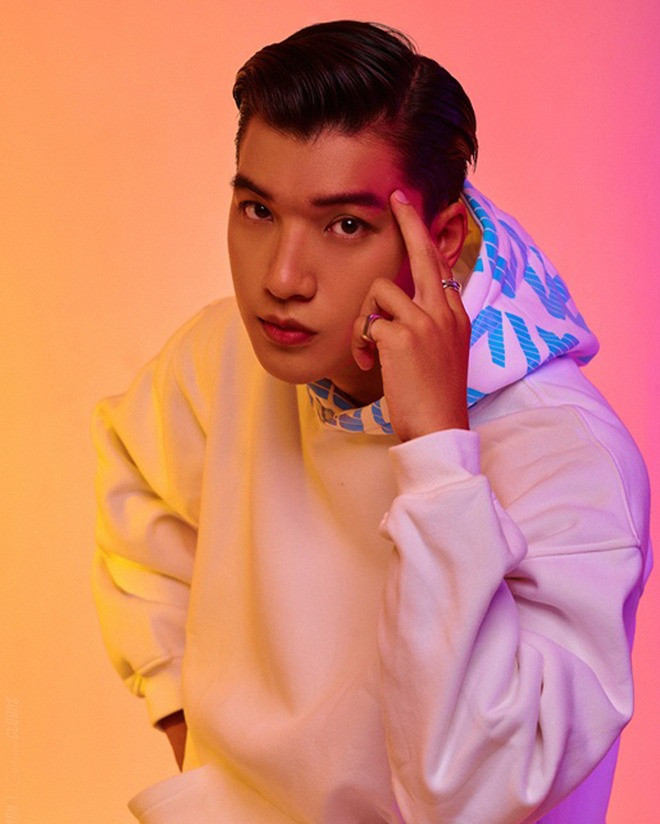 HIEUTHUHAI đang là chàng trai được các chị em hết sức &quot;cưng chiều&quot;.