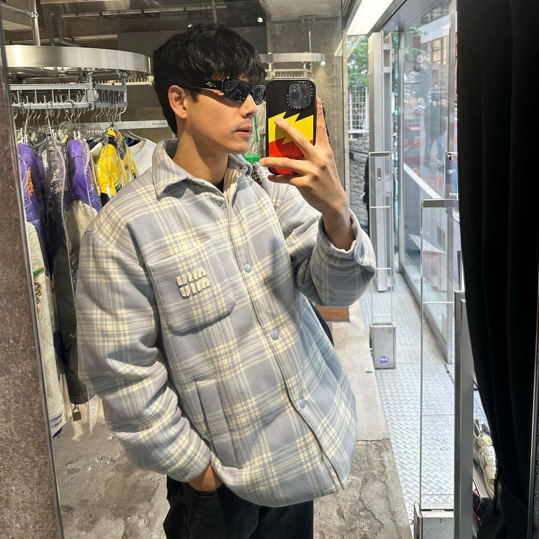 Tiểu Vy và Nicky Nachat cùng khoe ảnh du lịch ở Nhật Bản.