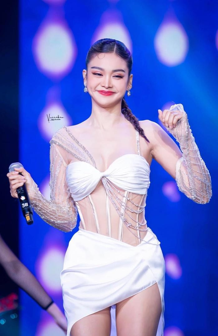 Cô vốn là ca sĩ trước khi đi thi Hoa hậu. Cô vốn là ca sĩ trước khi đi thi Hoa hậu.