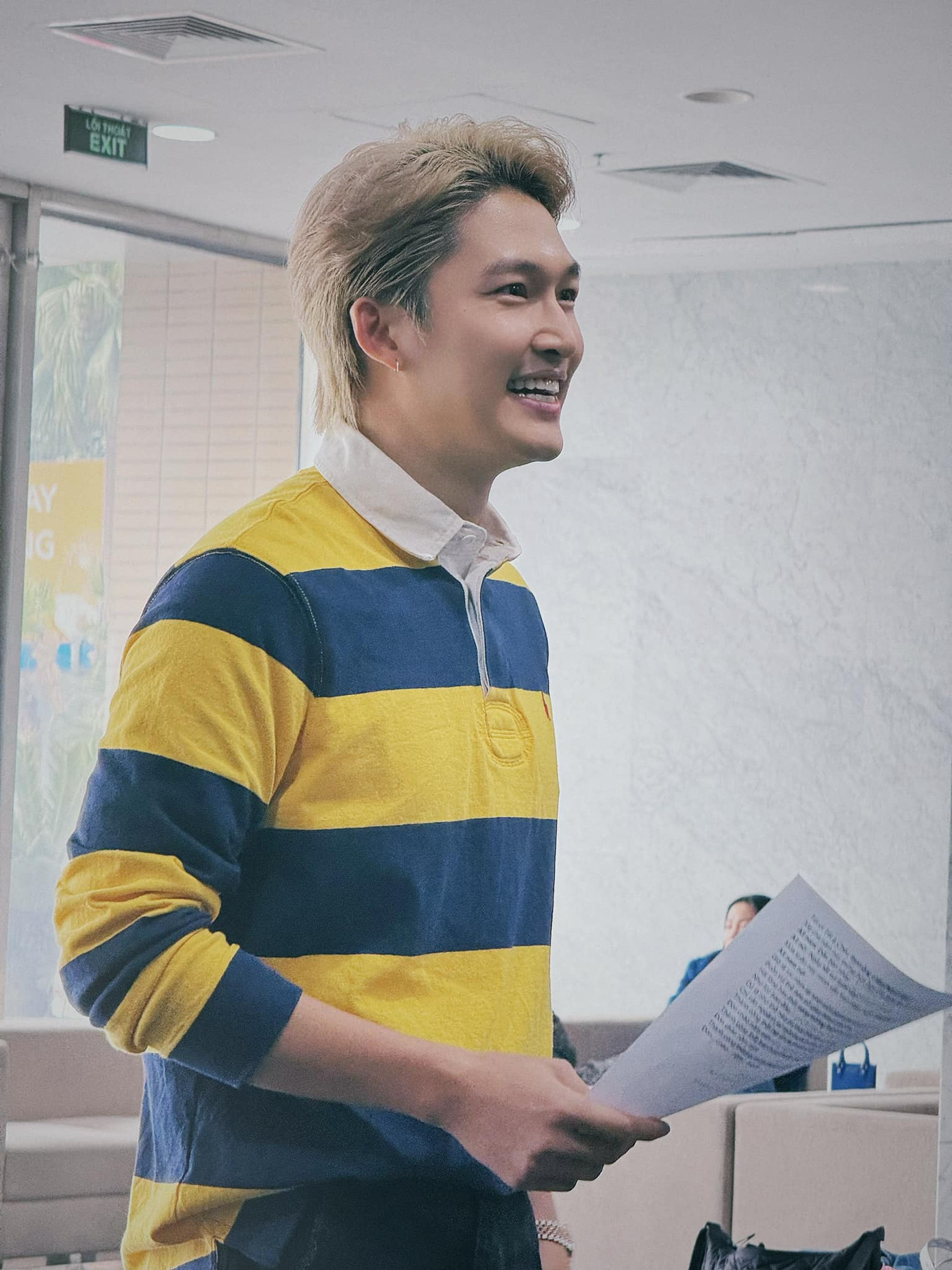 Netizen cho rằng Đình Tú phiên bản tóc đen vẫn đẹp trai hơn. Netizen cho rằng Đình Tú phiên bản tóc đen vẫn đẹp trai hơn.