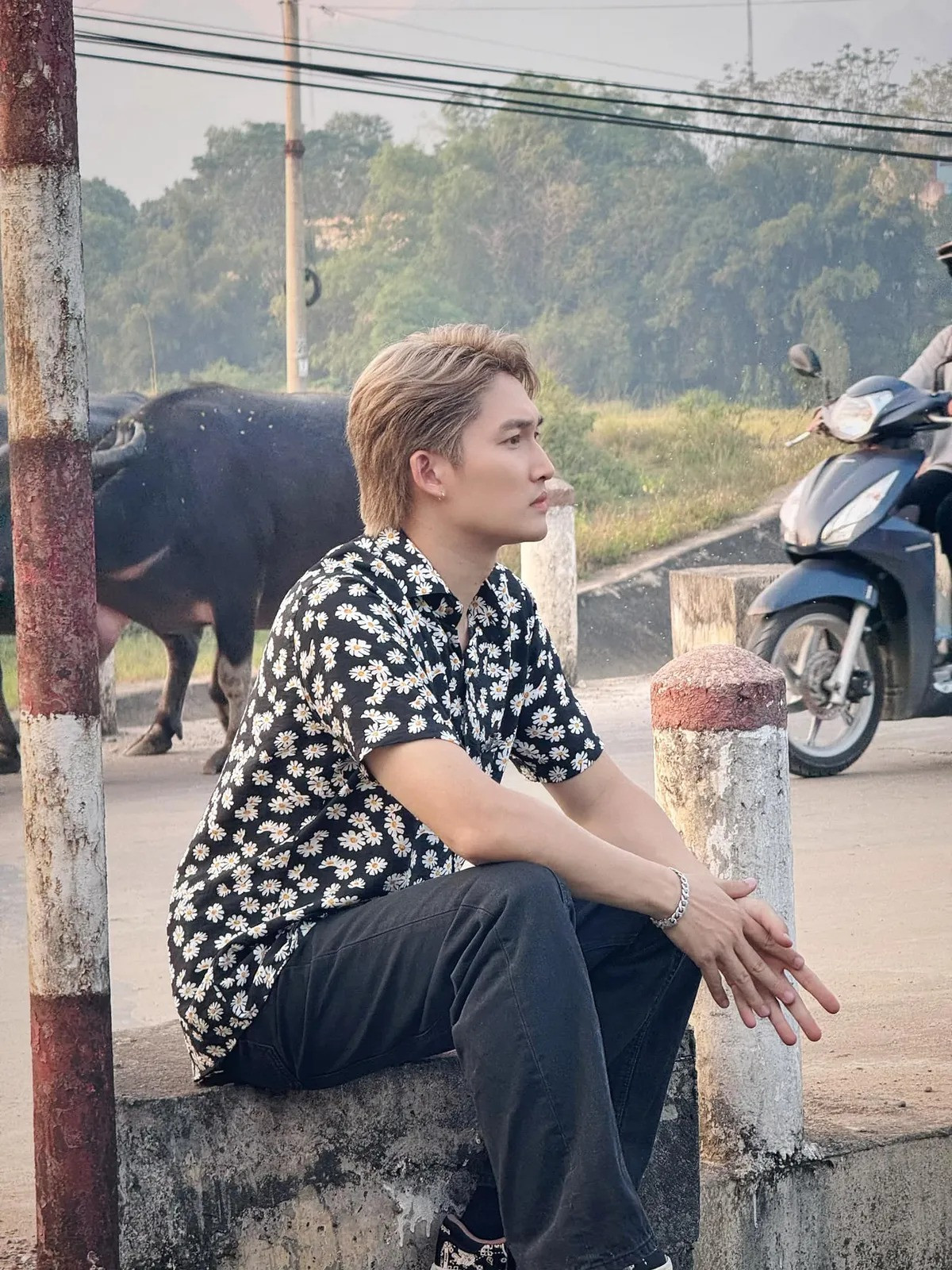 Đình Tú làm "báo thủ" trong phim mới. Đình Tú làm "báo thủ" trong phim mới.