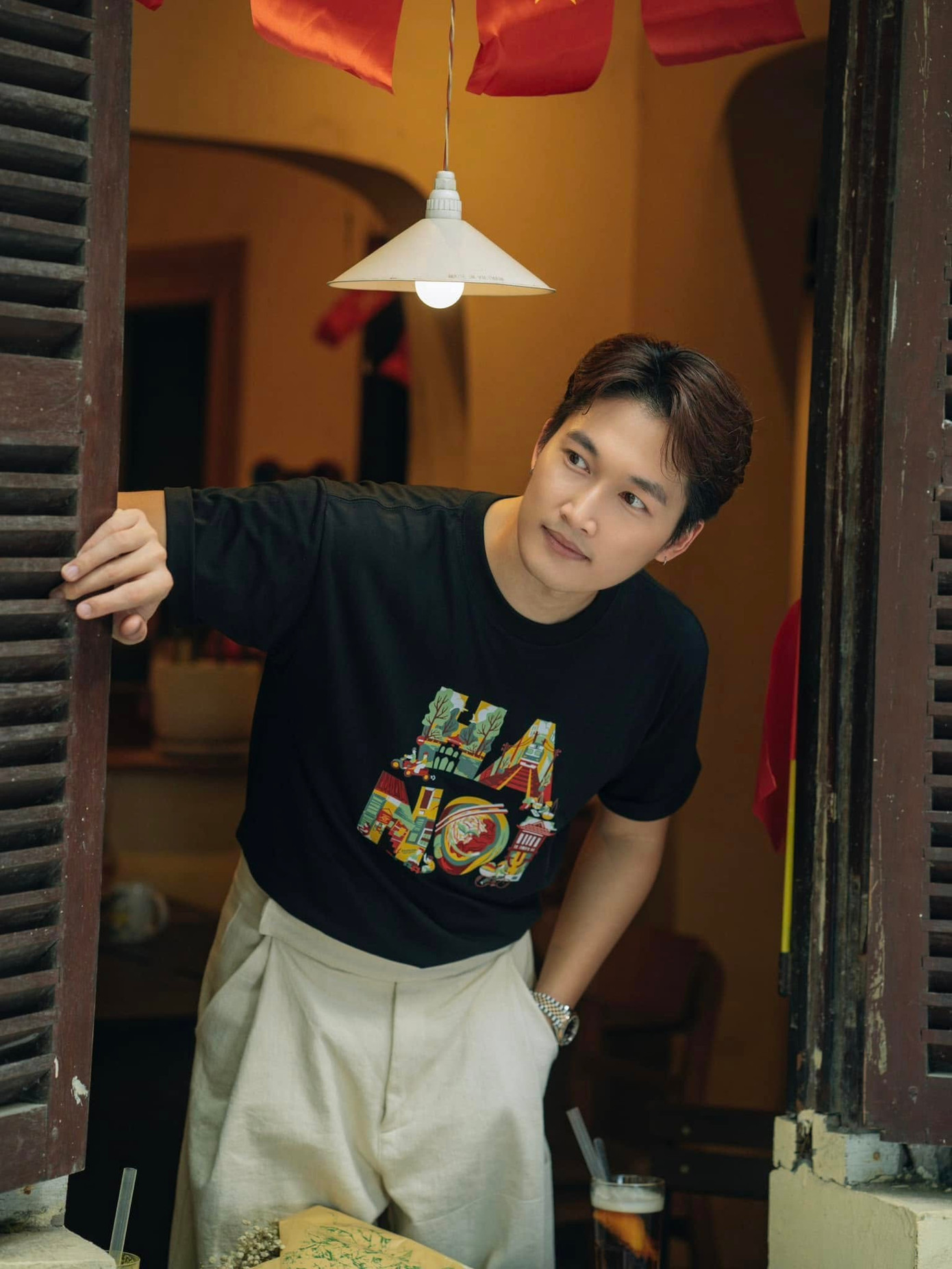 Netizen cho rằng Đình Tú phiên bản tóc đen vẫn đẹp trai hơn. Netizen cho rằng Đình Tú phiên bản tóc đen vẫn đẹp trai hơn.